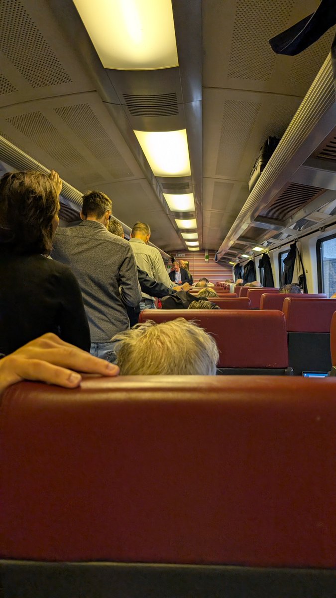 """Eerste klas"""

<a href="/NS_online/">NS online</a> hoezo van 2 naar 1 1e klas wagons? Traject Eindhoven - Den Haag 😓