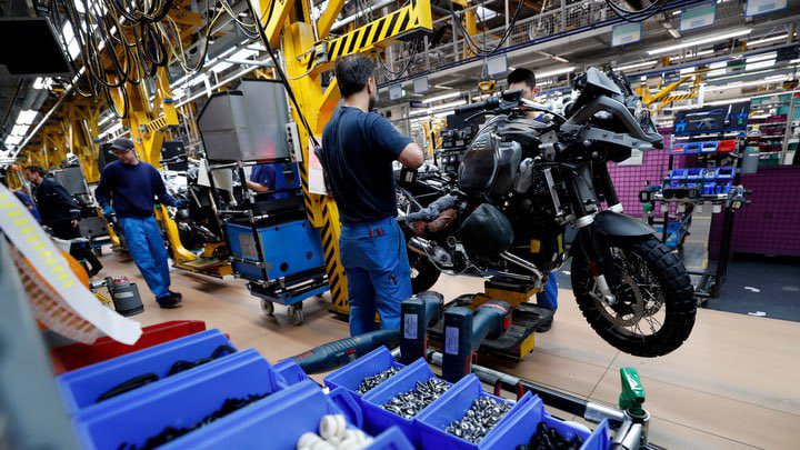 72 fabrieken in de EU pleuren dicht in 8 maanden tijd. Ja, de EU lijkt tegenwoordig meer op een begraafplaats van bedrijven dan op een economische unie hoor. 

Recordtempo shutdowns, alsof Brussel een Black Friday uitverkoop houdt.. 
Spanje pakt de kroon met 17% failliet..