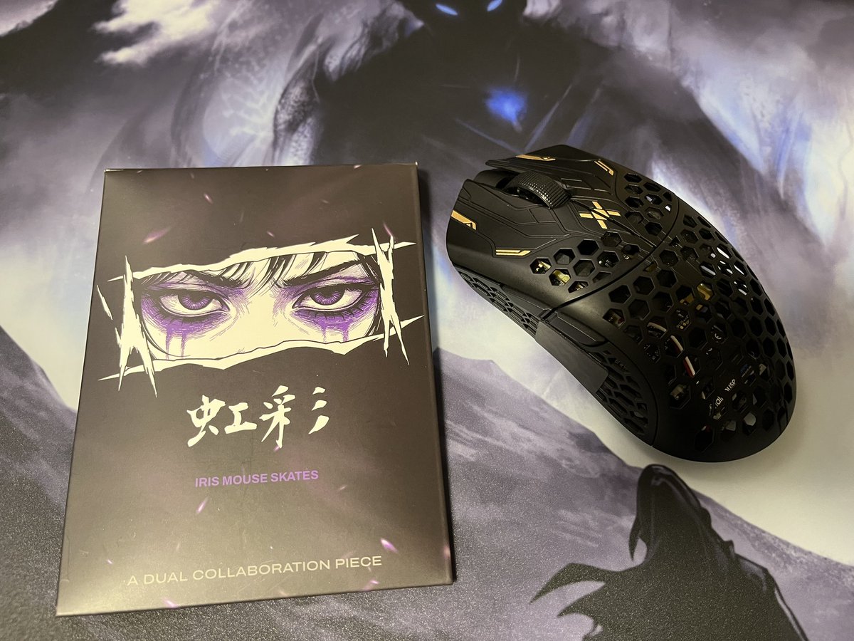 z_labo's tweet image. Team Aether とふもっふのコラボマウスソール IRIS。見た目はめっちゃxraypadのobsidian airに似てる。けどIRISはUPEなだけあってこっちの方が若干コントロール寄り。それでもUPEソールの中ではスピード寄りで引っ掛かりがなくだいぶ使い心地が良い。そして写真に写ってるもの全部ふもっふで買える(笑)