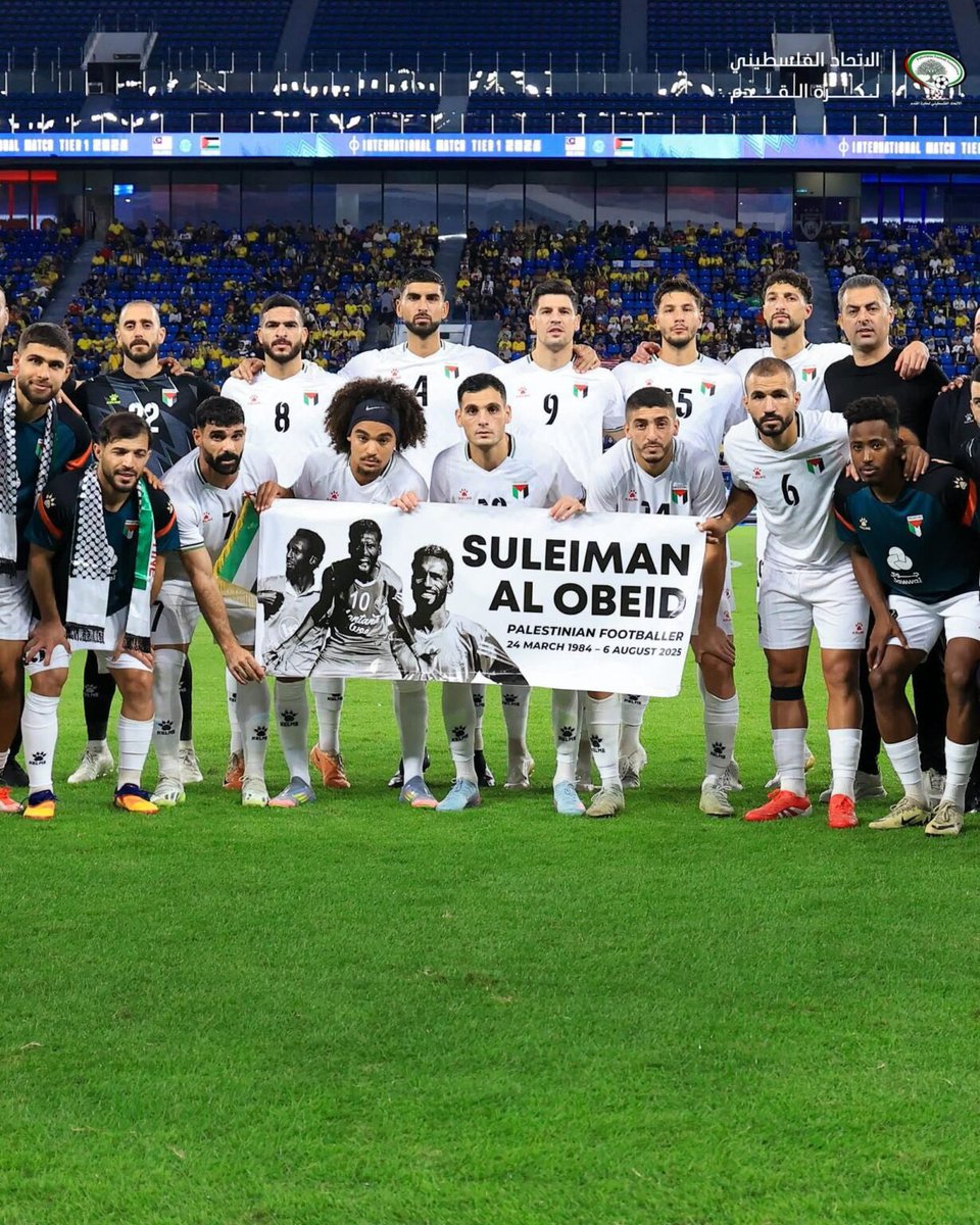 🇵🇸 I giocatori della #Palestina, durante l'amichevole di ieri con la Malesia, sono scesi in campo con un cartellone per ricordare Suleiman Al Obeid, il "Pelé palestinese" ucciso in un attacco israeliano mentre era in fila per ricevere aiuti umanitari.