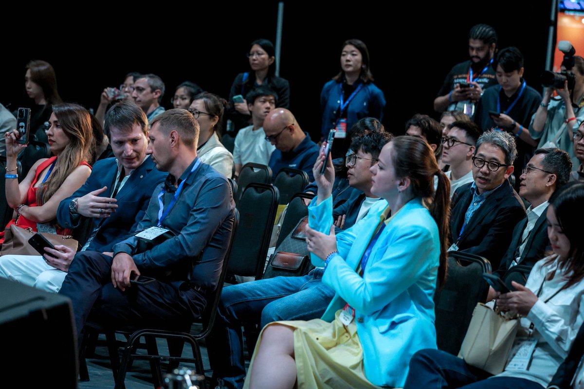 cdroundtable's tweet photo. [#WOWSummit] Distinguished guests shared their insights on “The Business Potential of #AI in the #Metaverse”during the China Daily Hong Kong co-branding panel at WOW Summit 2025 on September 9 at AsiaWorld-Expo. (Andy Chong/ China Daily) #AsiaLeadershipRoundtable #CDNews #CDALR https://t.co/WhOnsYCGvX