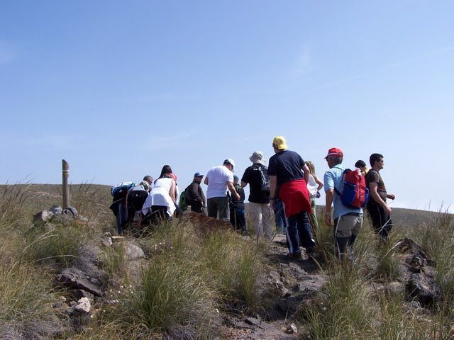En El Pulpitillo, a 915 m de altitud, el punto más elevado del sendero PR-A 120 que conecta Enix con Almería. Este antiguo camino utilizado por los habitantes de Enix para recoger esparto se ha convertido en un sendero para conocer la sierra de Gádor.