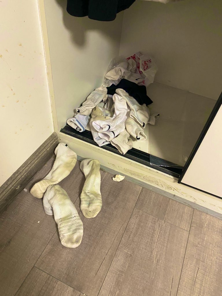 Tiyuayang's tweet image. 开学了，来波福利，转发此条，随机抽10个贱狗，送爹的巨臭袜子，抽5个送视频，冲