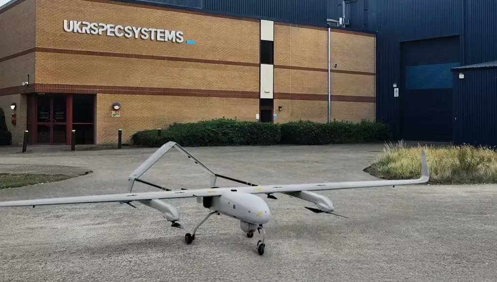 Ukrspecsystems, il più grande produttore ucraino di droni, apre uno stabilimento nel Regno Unito.
Con 200 milioni di sterline di investimento e uno stabilimento di 11.000 m² a Mildenhall, compreso di poligono di prova/addestramento a Elmsett, l'impianto darà lavoro a 500 persone.