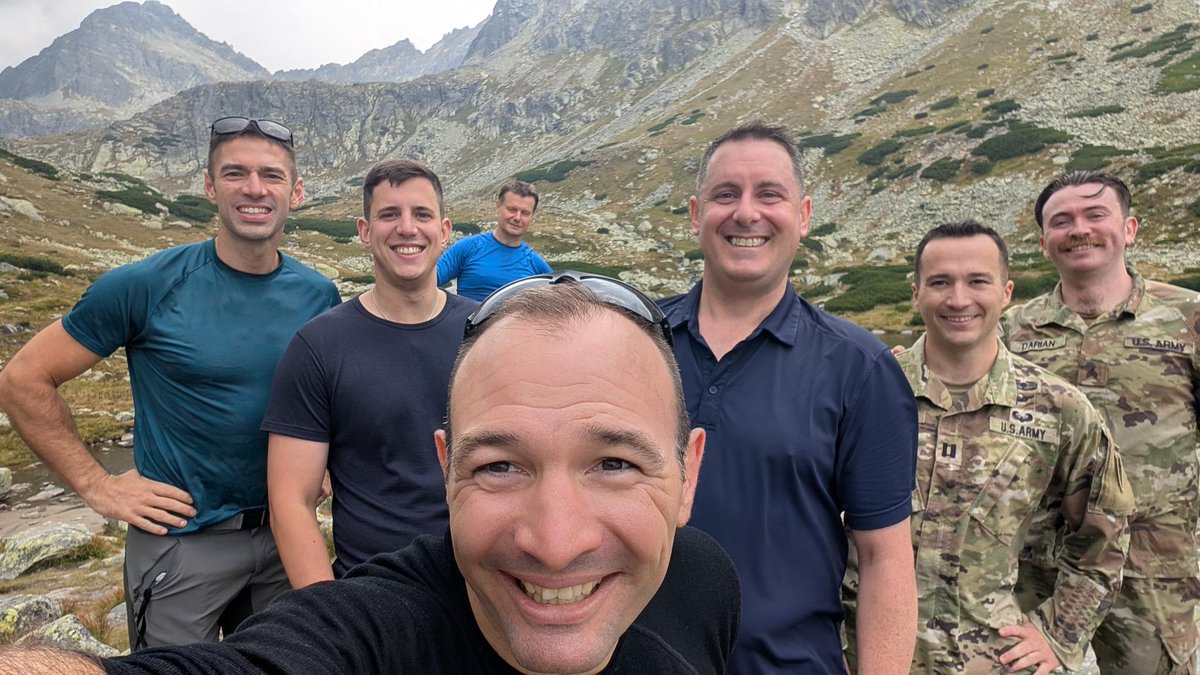 Naši kolegovia sa spolu so slovenskými vojakmi a medzinárodnými partnermi zúčastnili na 30. medzinárodnom vojenskom výstupe na Kriváň, ktorý bol zároveň spomienkou na 81. výročie Slovenského národného povstania. Pri pamätníku SNP položili veniec na počesť Jána Rášu, Štefana