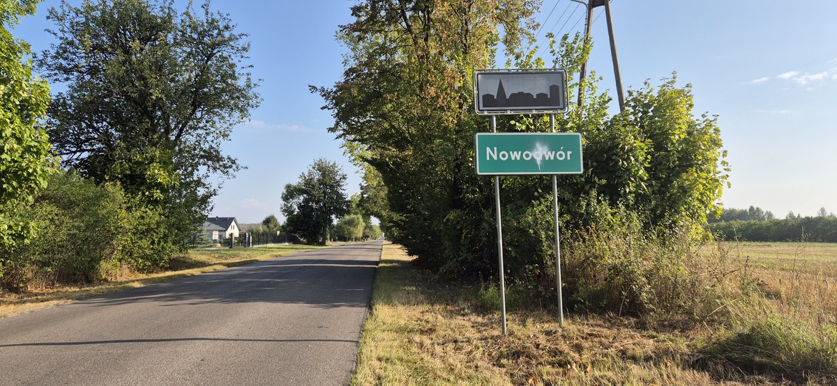 🧵Dzisiaj porozmawiajmy o prawdziwym wykluczeniu komunikacyjnym na przykładzie wsi Nowodwór w powiecie ryckim. 

Do najbliższej stacji w Grabowie Szlacheckim jest 7 km. Zatrzymują się na niej tylko pociągi Przewozów Regionalnych. Do Lublina jest 5 bezpośrednich połączeń dziennie.