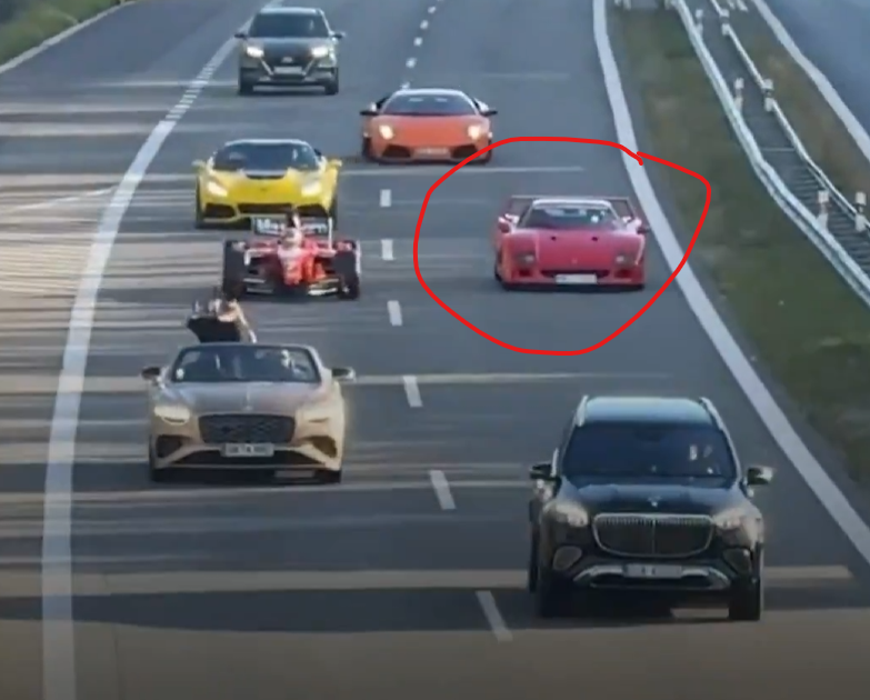 vembloudObecny's tweet photo. Kdo řídil bájné a extrémně drahé Ferrari F40, jedoucí vedle falešné Formule F1? Vrtalo mi hlavou, kdo v ČR vlastní Ferrari F40 s německou SPZ, což je auto v hodnotě 50+ milionů a jede se s ním projet po dálnici. Najíždění kilometrů s takovým autem je totiž extrémně drahý sport. https://t.co/nbeo0VtKwK