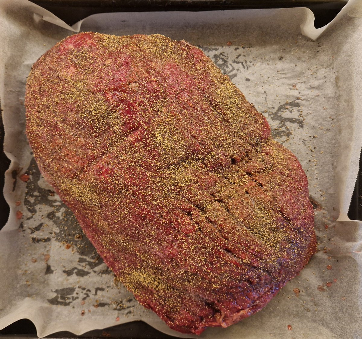 aiti_maa's tweet image. Tänään äitylin vaatimattomassa keittiössä valmistuu vajaa 4kilon naudan perse.

Voi meitä raukkoja.🥲

#pikaruoka #mikro #huonoteväät