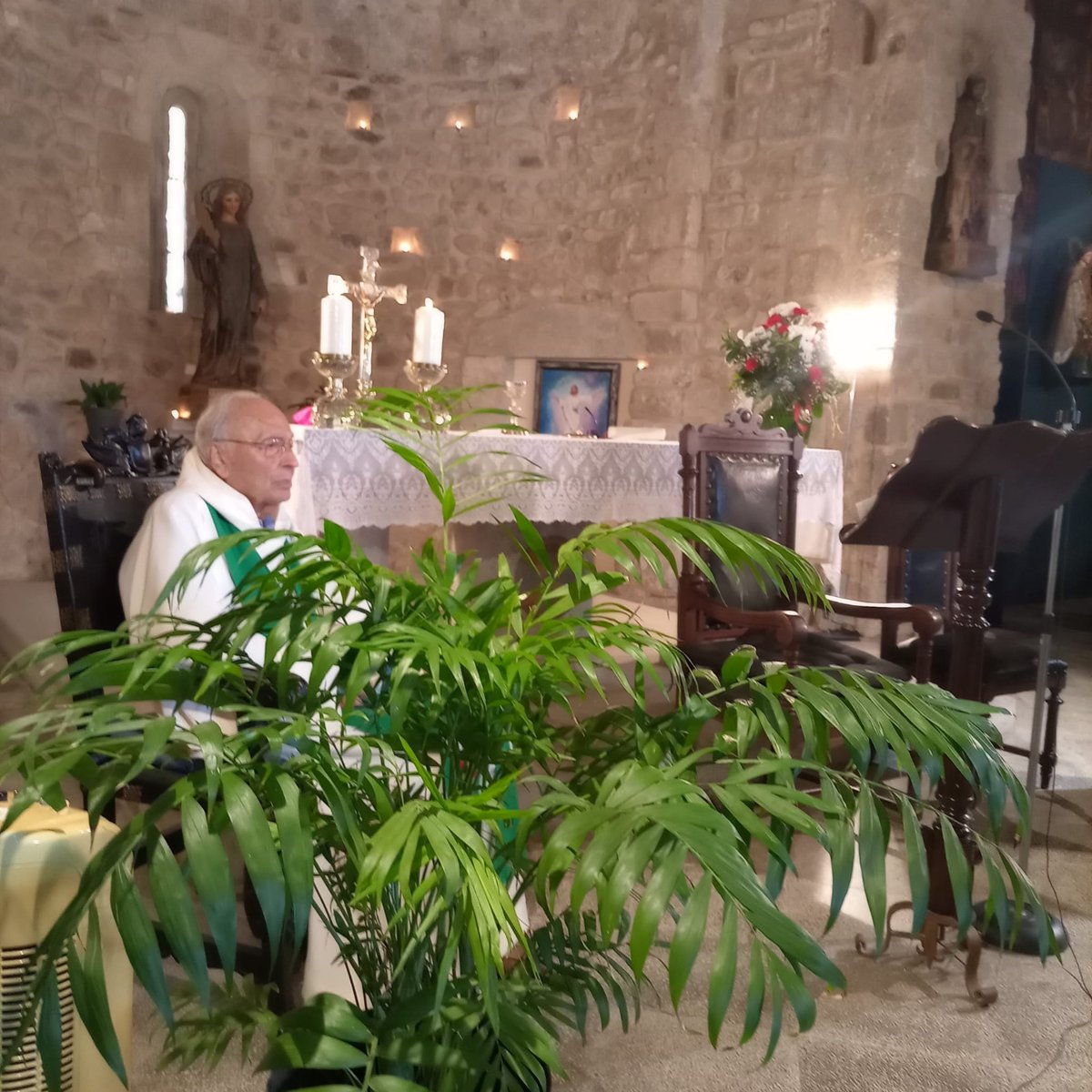 «Donem gràcies pels noranta anys de Mn. Josep Colomer, i també pels seus anys de servei a l’Església de Girona quan, tot i les seves actuals limitacions, segueix volent servir amb la il·lusió del primer dia».
Diumenge, a Sant Cristina d'Aro, 90è aniversari de Mn. Josep Colomer.