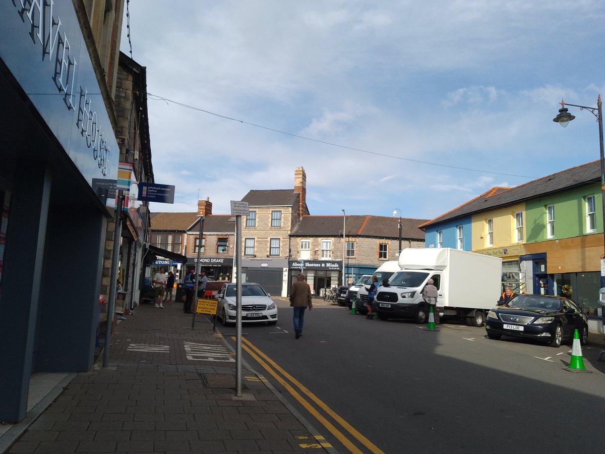 Cardiff_Filming's tweet photo. Filming happened yestarday at Brød bakery, glebe Street, Penarth for Death Valley season 2! Starring Timothy Spall
Credit to @itsoncardiff for making me aware of the filming
#Filming #DeathValley #Penarth #Filmloc #crewloc #bts https://t.co/UnKOleFkLd