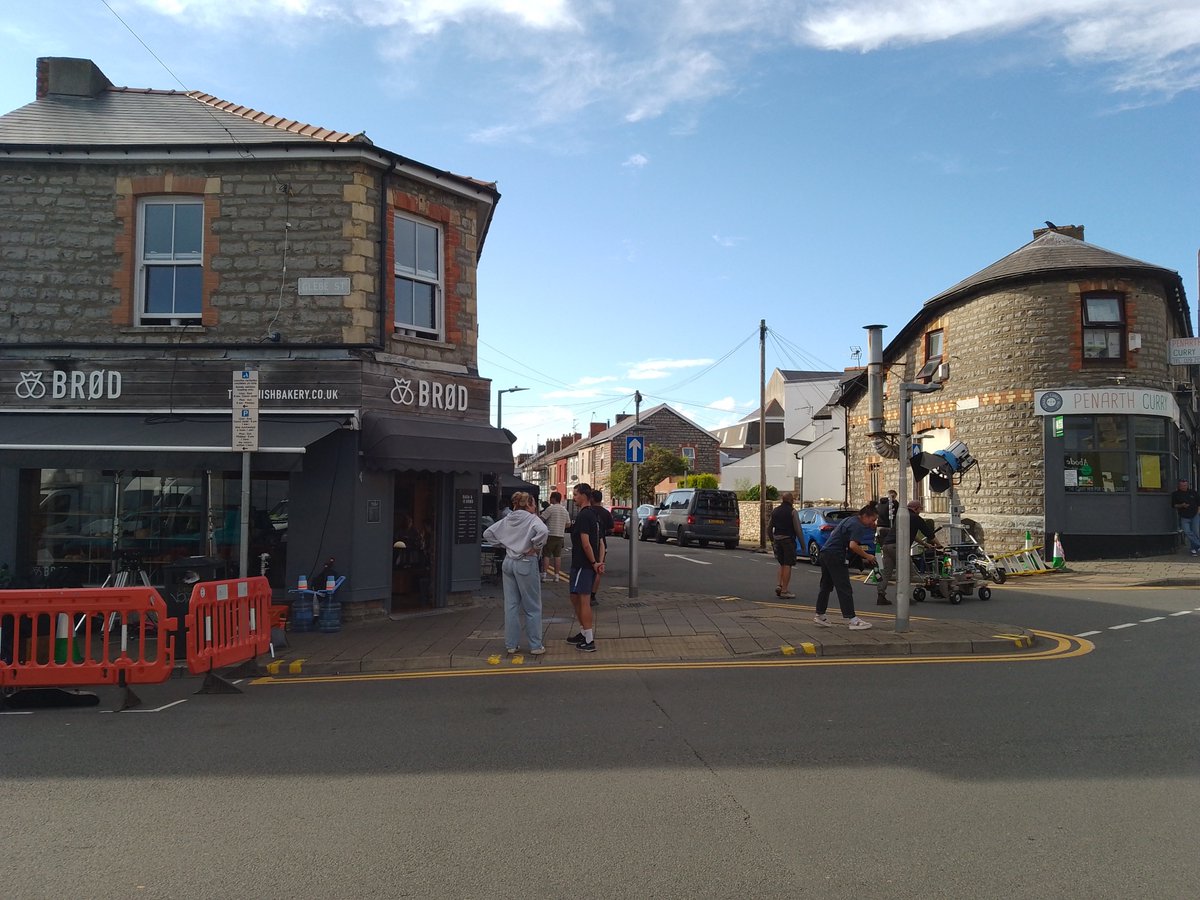 Cardiff_Filming's tweet photo. Filming happened yestarday at Brød bakery, glebe Street, Penarth for Death Valley season 2! Starring Timothy Spall
Credit to @itsoncardiff for making me aware of the filming
#Filming #DeathValley #Penarth #Filmloc #crewloc #bts https://t.co/UnKOleFkLd
