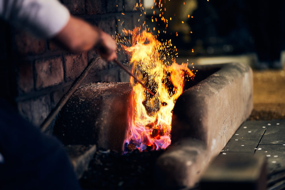 LVMH メティエ ダールがつなぐ伝統と創造の旅【前編】
日本のクラフツマンシップの最高峰を求め、トップアスリートでありラグビー選手のアントワーヌ・デュポン氏が京丹後を訪問。分野は違えど同じく高みを目指す日本の職人たちの魂に触れ、どのような化学反応が生まれるのか。therakejapan.com/special/lvmh-m…