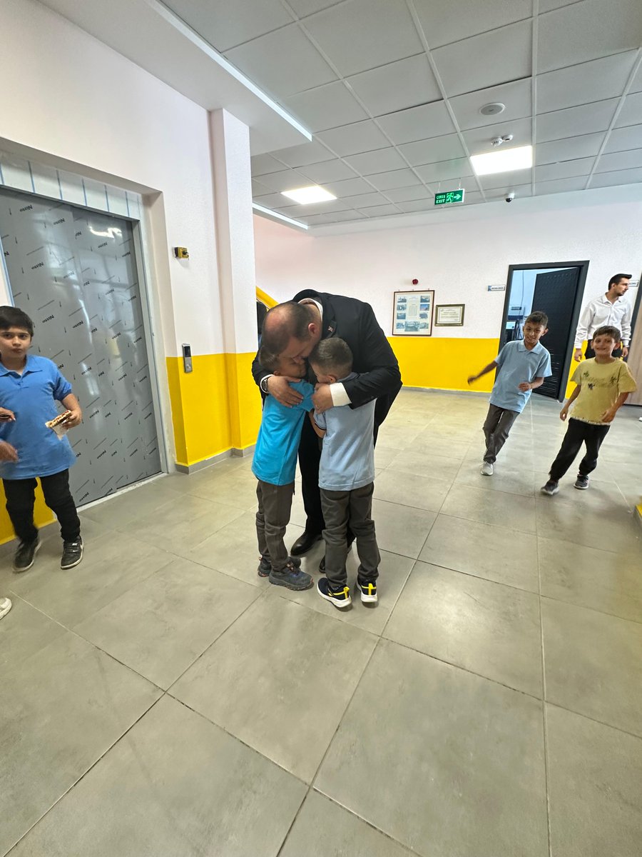 Yeni eğitim-öğretim yılımız hayırlı olsun.
Kaymakamımız Sayın Mücahit Ünal, yeni eğitim-öğretim yılının başlamasıyla birlikte ilçemiz öğretmenleri ve öğrencileriyle bir araya geldi.
📍Minik yavrularımızın heyecan ve sevincine ortak olarak her birini dinleyen Sayın Kaymakamımız;