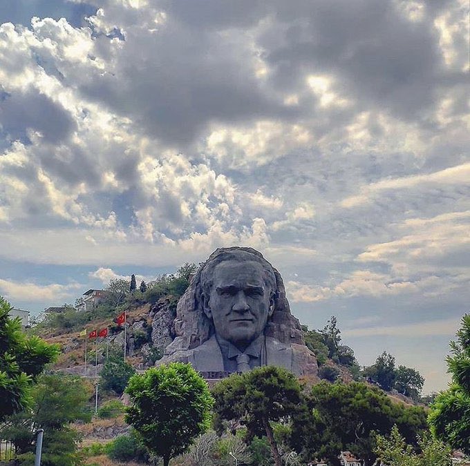 İzmir'in Kurtuluşunun 103.Yılını Kutluyor, ULU ÖNDER GAZİ MUSTAFA KEMAL ATATÜRK başta olmak üzere tüm kahramanlarımızı saygı ve minnetle anıyoruz.
9 EYLÜL yalnızca bir kentin değil, bir milletin yeniden ayağa kalktığı gündür. Direnişin, umudun,🇹🇷 aydınlığın kenti İzmir çok yaşa🇹🇷