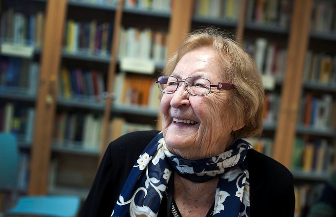 "Avui el crit ha de ser independència!"

"Amollo en la nit
la veu amarga
o la veu esperançada.
I aprenc a dir q NO.
Que ja no és temps
de plorar ni de lamentar-se,
ni tampoc el de cercar excuses fàcils.
I aprenc a dir que NO"

Montserrat Abelló va morir el 9 de setembre de 2014