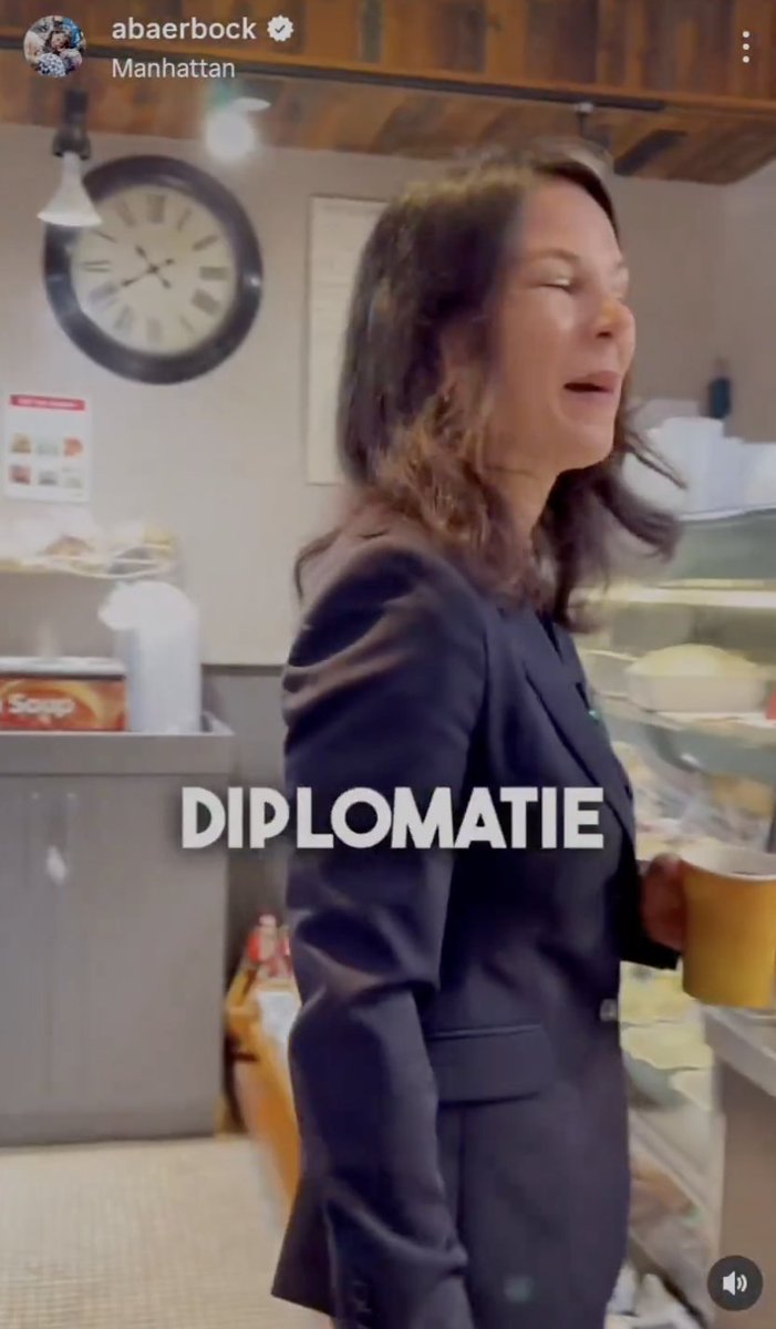 Die wichtigste Mission im steuerfinanzierten Luxusleben der Annalena Baerbock lautet: Ausschlafen. Die Uhr beim ersten Bagel und Kaffee am Morgen zeigt 10.40 Uhr.