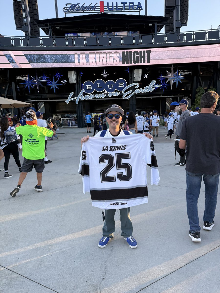 Jbui15's tweet photo. Kings night @Dodgers  game https://t.co/3mTBpDMFat