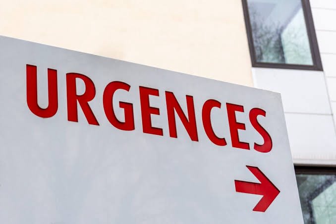 A quoi servent les urgences ???
En 2020, j’ai été confronté à une scène qui m’a profondément marqué. Une tante tombe gravement malade en pleine nuit. A 23h, je reçois un appel de détresse. Nous décidons de l’emmener à l’hôpital du Cinquantenaire. Mais avant même de parler de