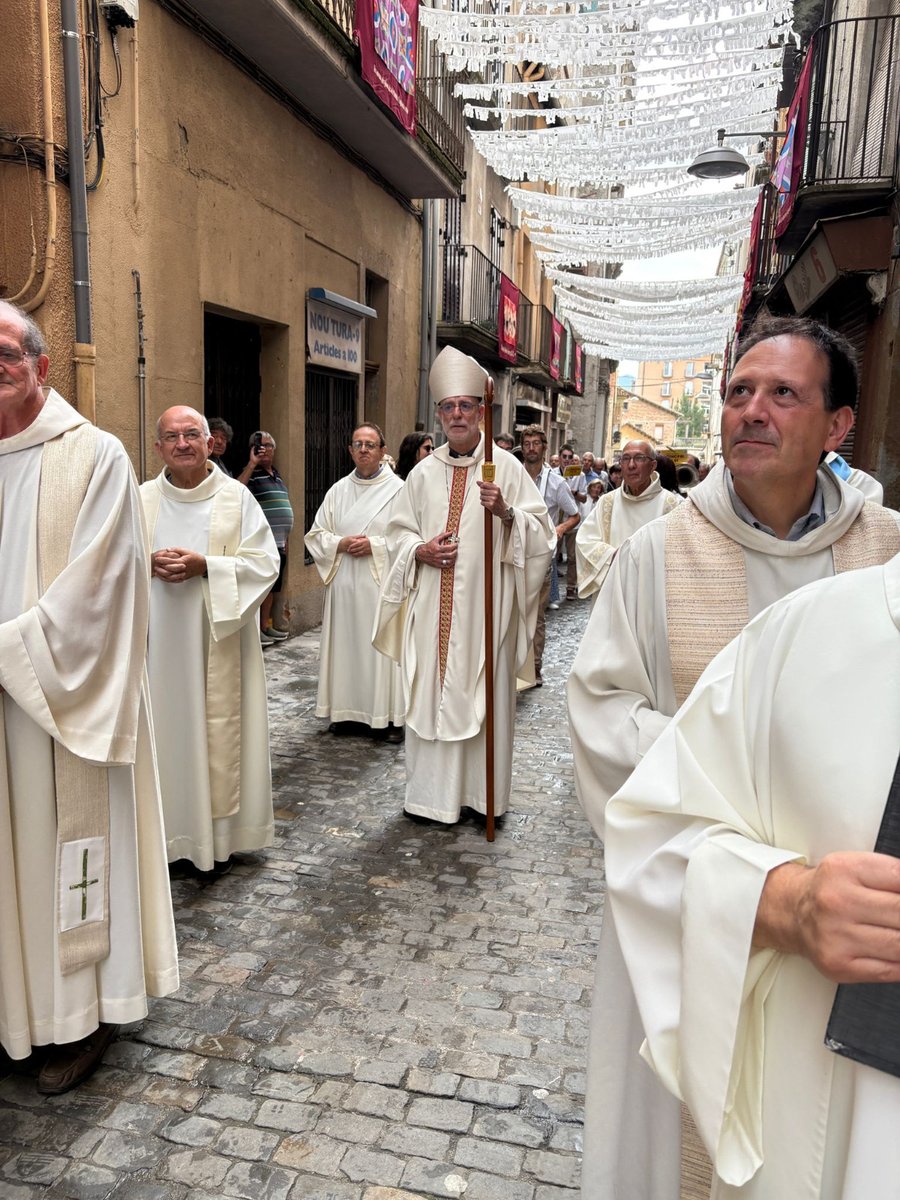 «Maria és vida, dolcesa i esperança per als olotins. Maria forma part de la vostra terra com una més, sempre propera i atenta als qui li demanen consol i ajuda. Sempre disposada a consolar els olotins».
Ahir, al santuari de la Mare de Déu del Tura d'Olot, en la seva festivitat.