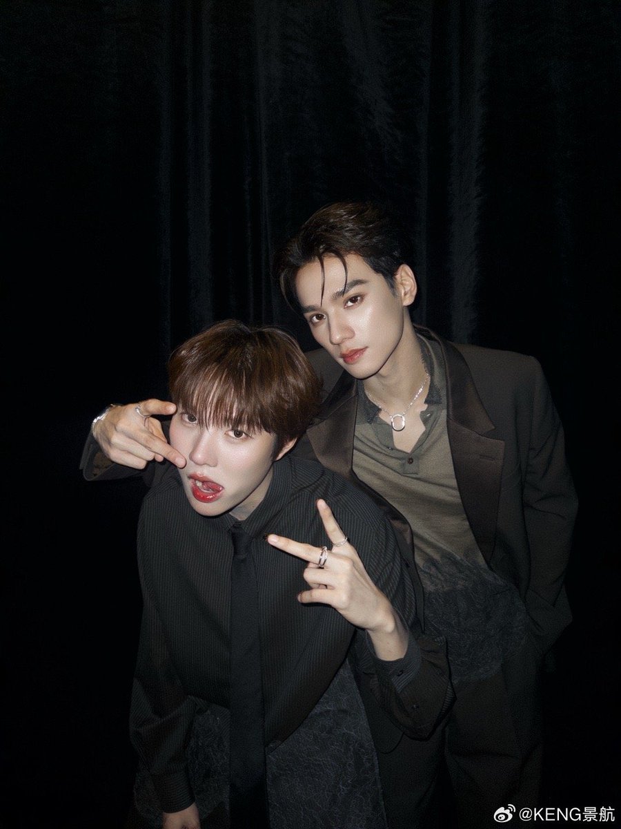 staywithharit's tweet image. มีคนมาอวดหวานใจใน weibo นินา