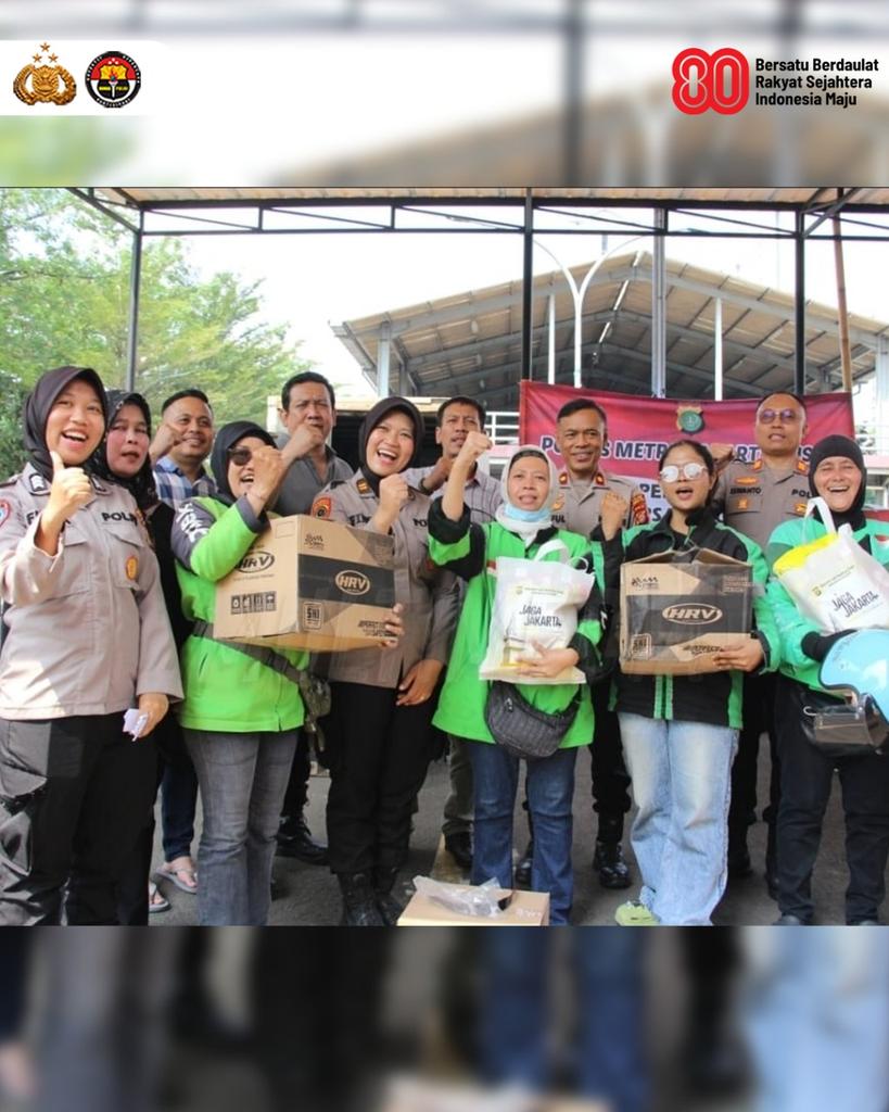 Polri melalui Polres Metro Jakarta Pusat bersama ratusan driver ojek online, Menggelar pengobatan gratis,berbagi sembako,dan pemberian helm di halaman mako Polres Metro Jakarta Pusat, Senin (8/9). Terus bersama kita tingkatkan #SinergiJagaKedamaian dan Wujudkan Indonesia Harmonis