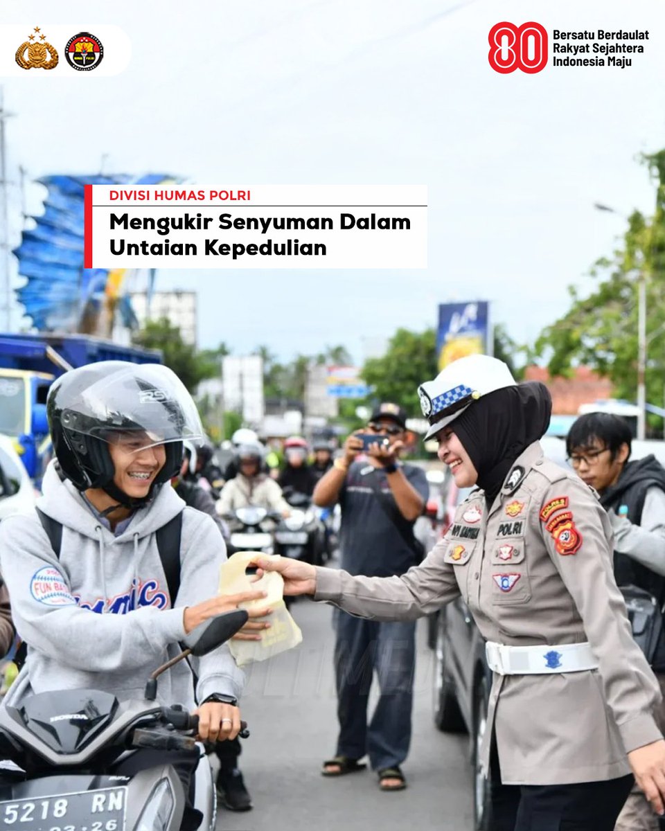 Momen personel Polri saat melaksanakan bakti sosial dengan memberikan paket sembako kepada masyarakat yang melintas di Pangandaran, Jawa Barat. Hal ini merupakan wujud kepedulian Polri terhadap sesama yang membutuhkan. Terus bersama kita tingkatkan #SinergiJagaKedamaiandan