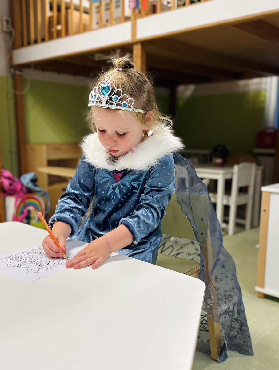 🎉 Hoera, Sophia is 4! 🎉

Vier jaar geleden maakte zij mij voor het eerst mama. 💕

Vandaag is mijn kleine meisje geen klein meisje meer, maar een echte kleuter en prinses. 👑

De tijd vliegt, maar wat genieten we van ieder moment. 🌸