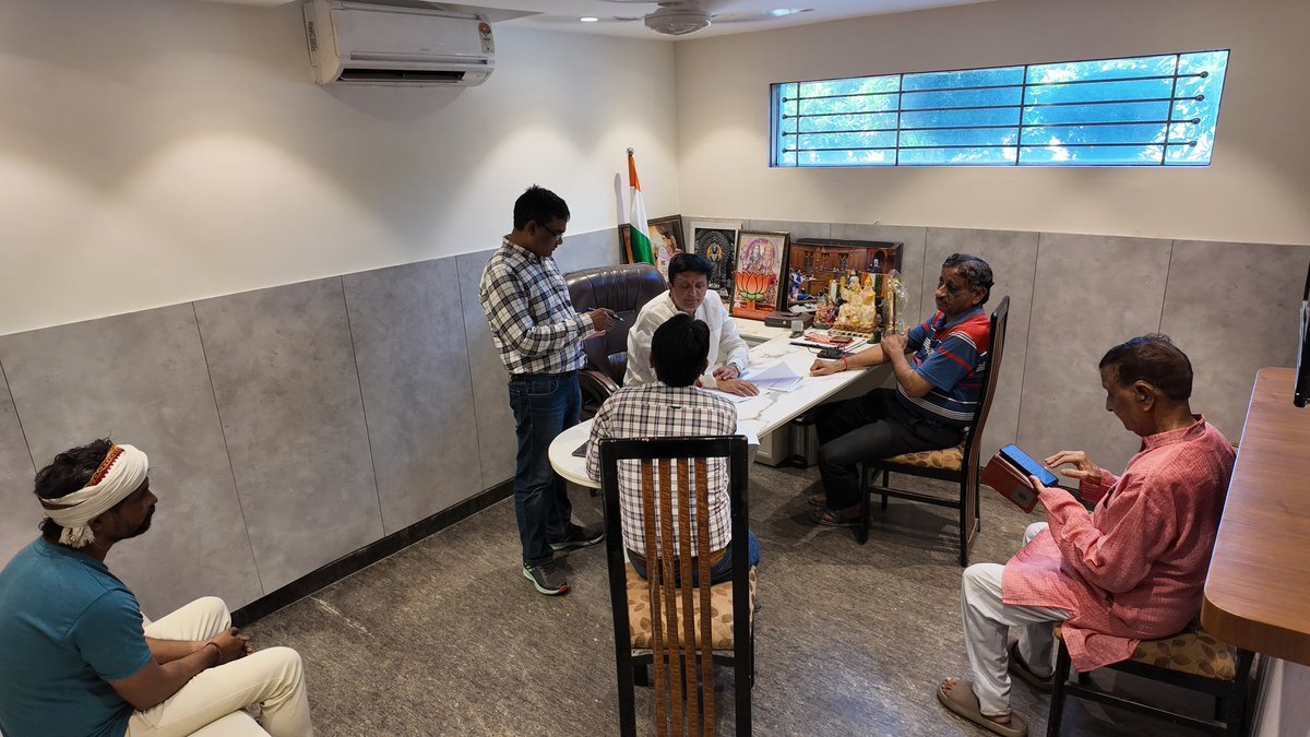 BJPSanjayGoyal's tweet photo. विधायक कार्यालय A-14, विवेक विहार पर क्षेत्रवासियों से मुलाकात कर उनकी समस्याएँ सुनीं और समाधान किया।
जनसेवा केवल वादा नहीं, संकल्प है। मैं आपके साथ हूँ, आपके लिए हूँ — हर वक्त, हर कदम! ✊🔥
#sevahisankal #SafeShahdara #sanjaygoyal #vivekvihar #bjpfordelhi #bjpwork
@narendramodi @gupta_rekha @BJP4Delhi @BJP4India