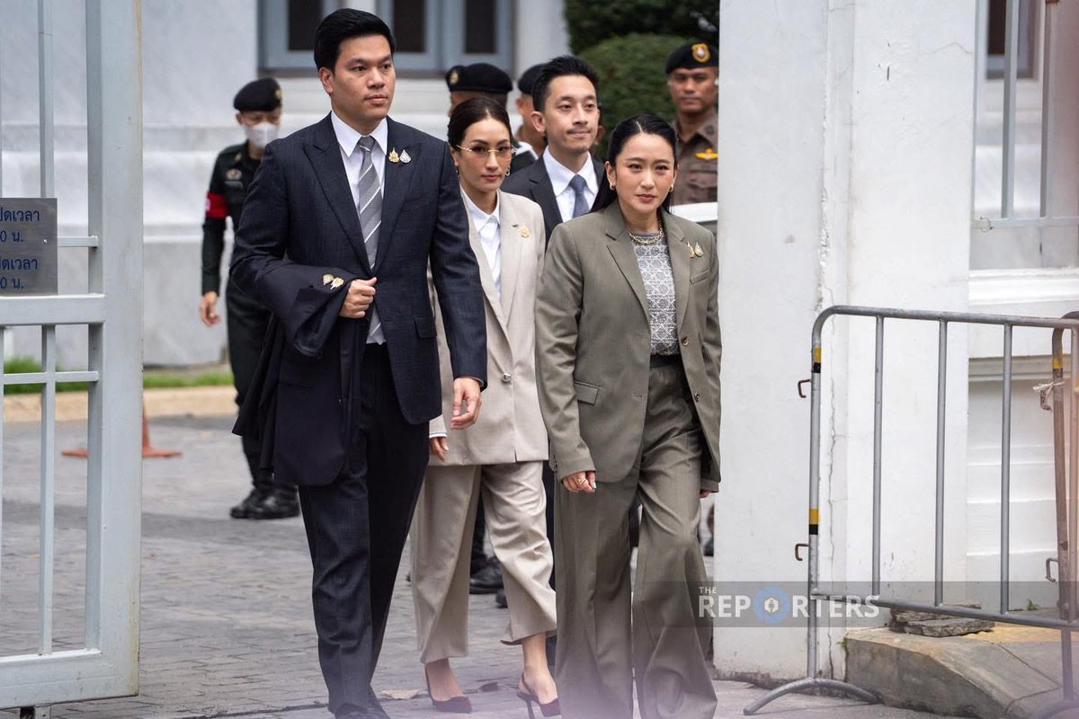 Pannika_FWP's tweet image. วางเรื่องการเมืองทั้งหมดไว้ชั่วคราว 

ภาพคุณปิฎก สามีคุณแพทองธาร ถือเสื้อสูทของคุณทักษิณกลับออกมาจากศาลฎีกา พร้อมกับสมาชิกครอบครัวชินวัตร ในขณะที่คุณทักษิณถูกนำตัวไปยังเรือนจำพิเศษกรุงเทพ เป็นภาพที่น่าเศร้าใจอย่างยิ่ง 

ในฐานะเพื่อนมนุษย์ด้วยกัน…