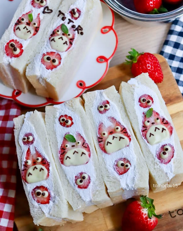 daily_dolce's tweet photo. Totoro strawberry sandwich made by tomochu15 🍓 https://t.co/CDtvE2vnE6