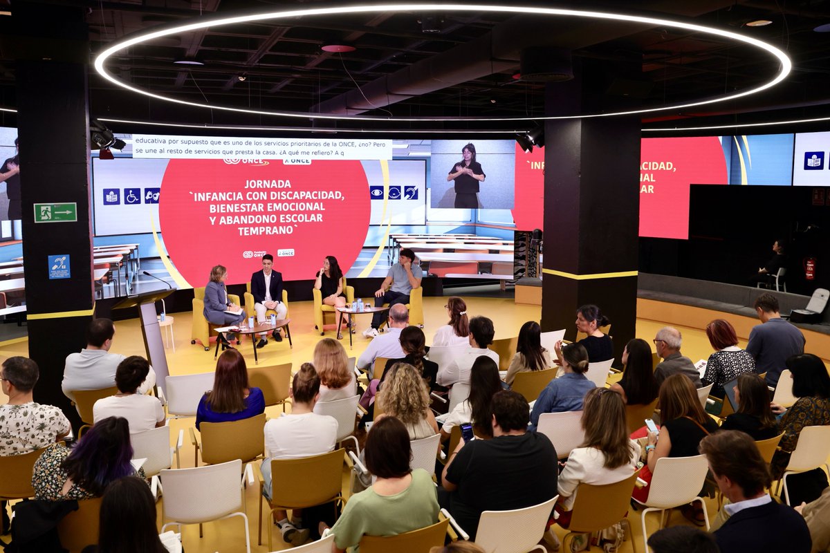 🤝Lucía Espejo, técnica de juventud y acoso escolar de la CNSE , ha participado esta mañana en la jornada de <a href="/Fundacion_ONCE/">Fundación ONCE</a>  para la presentación del informe “Infancia con discapacidad. Bienestar emocional y abandono escolar temprano” 📑

📊 Un dato que no podemos ignorar: 1 de
