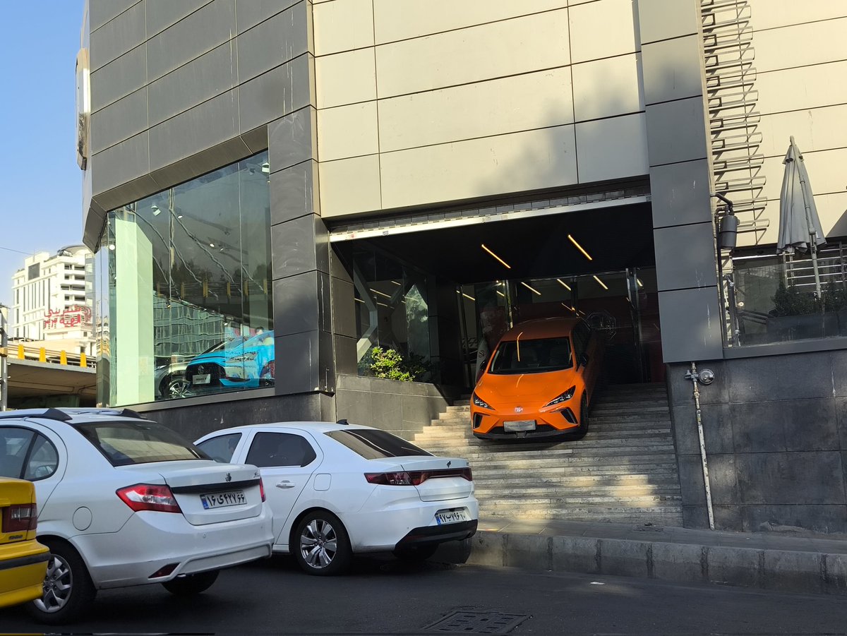 این شاهکار تبلیغاتی رو زیر پل پارک وی دیدم. برندها حق ندارن برای جلب توجه، امنیت عابرین پیاده و سایر شهروندان رو به خطر بندازن. استراتژیِ منسوخِ «جلب توجه به هر بهایی» سال‌هاست اعتبار برندها رو به لجن کشیده