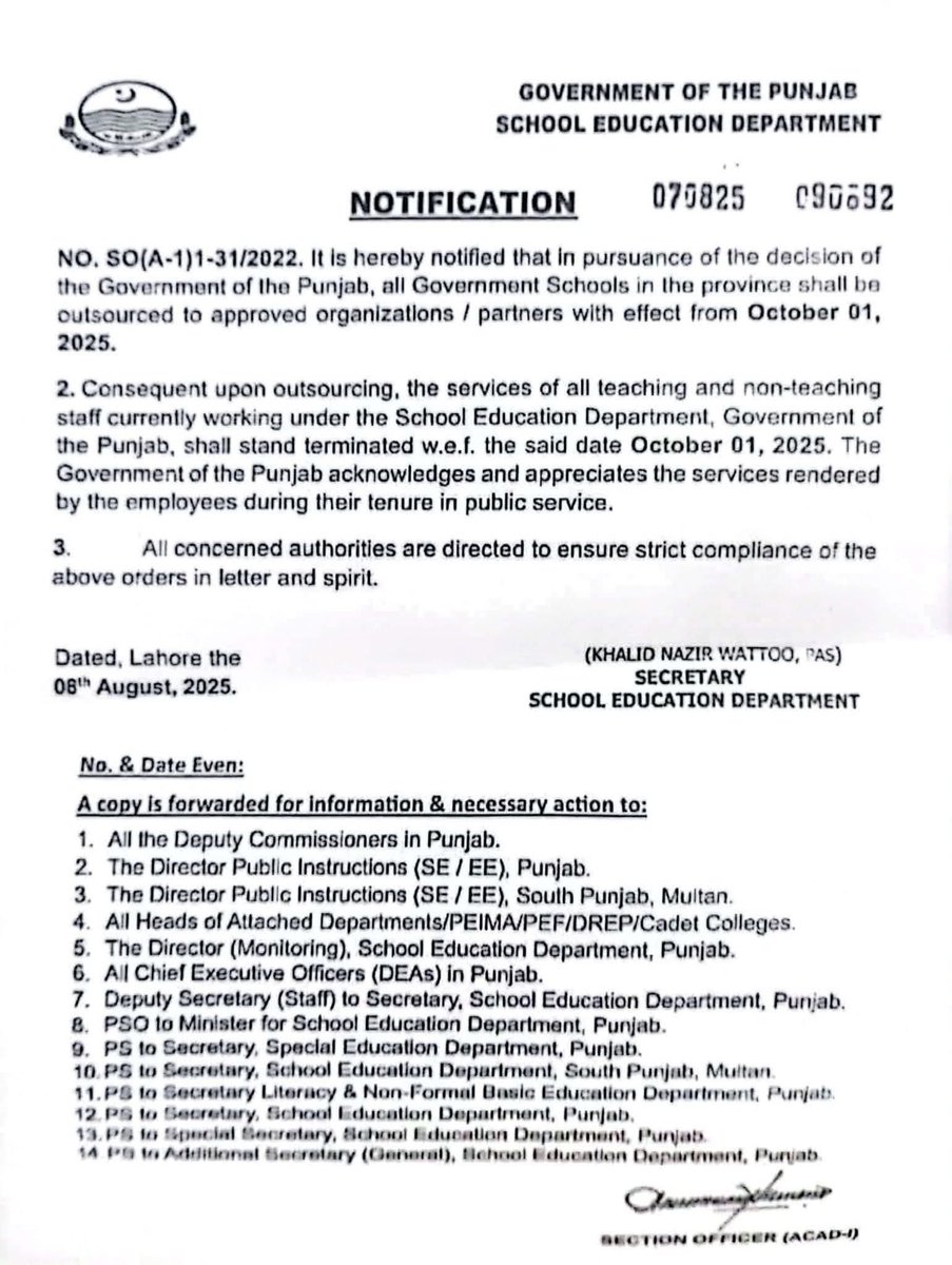 کیا آپ جانتے ہیں 🚨🚨🚨

تمام سرکاری سکولز پنجاب میں یکم اکتوبر 2025 سے "آؤٹ سورس" کیے جا رہے ہیں یعنی حکومت براہِ راست ان سکولز کو نہیں چلائے گی بلکہ یہ کسی پرائیویٹ یا نیم سرکاری ادارے کے سپرد ہوں گے۔

2. اس فیصلے کے نتیجے میں:

تمام تدریسی اور غیر تدریسی عملہ (اساتذہ، کلریکل