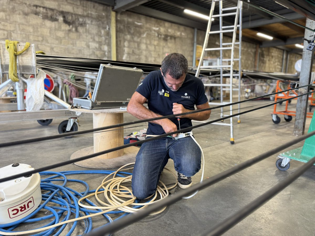 Semaine studieuse pour l’équipe qui s’applique à préparer le nouveau mât.

En parallèle, les nouvelles voiles sont également prêtes, toutes belles et toutes floquées 😍 On a hâte de vous montrer cela sur l’eau !