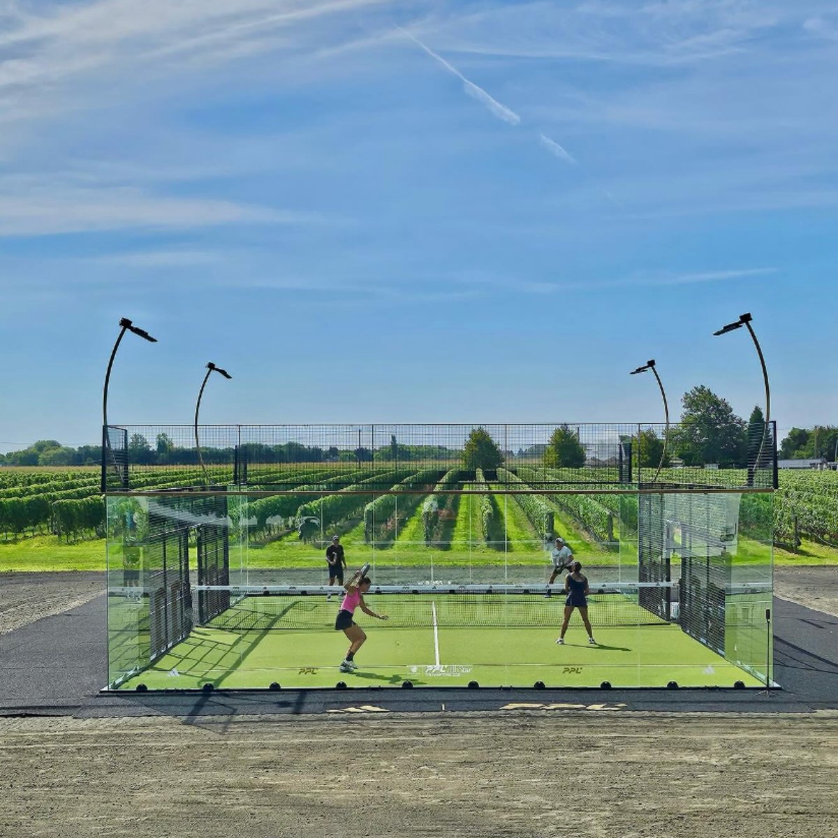 Otro entorno espectacular para ubicar una pista de padel. Esta vez en un viñedo 🍇 y aunque no es el primero que vemos, nos ha gustado tanto 😍 que lo compartimos con todos vosotros. ¿Os gusta? 📷 <a href="/WolfferWine/">Wölffer Estate</a>