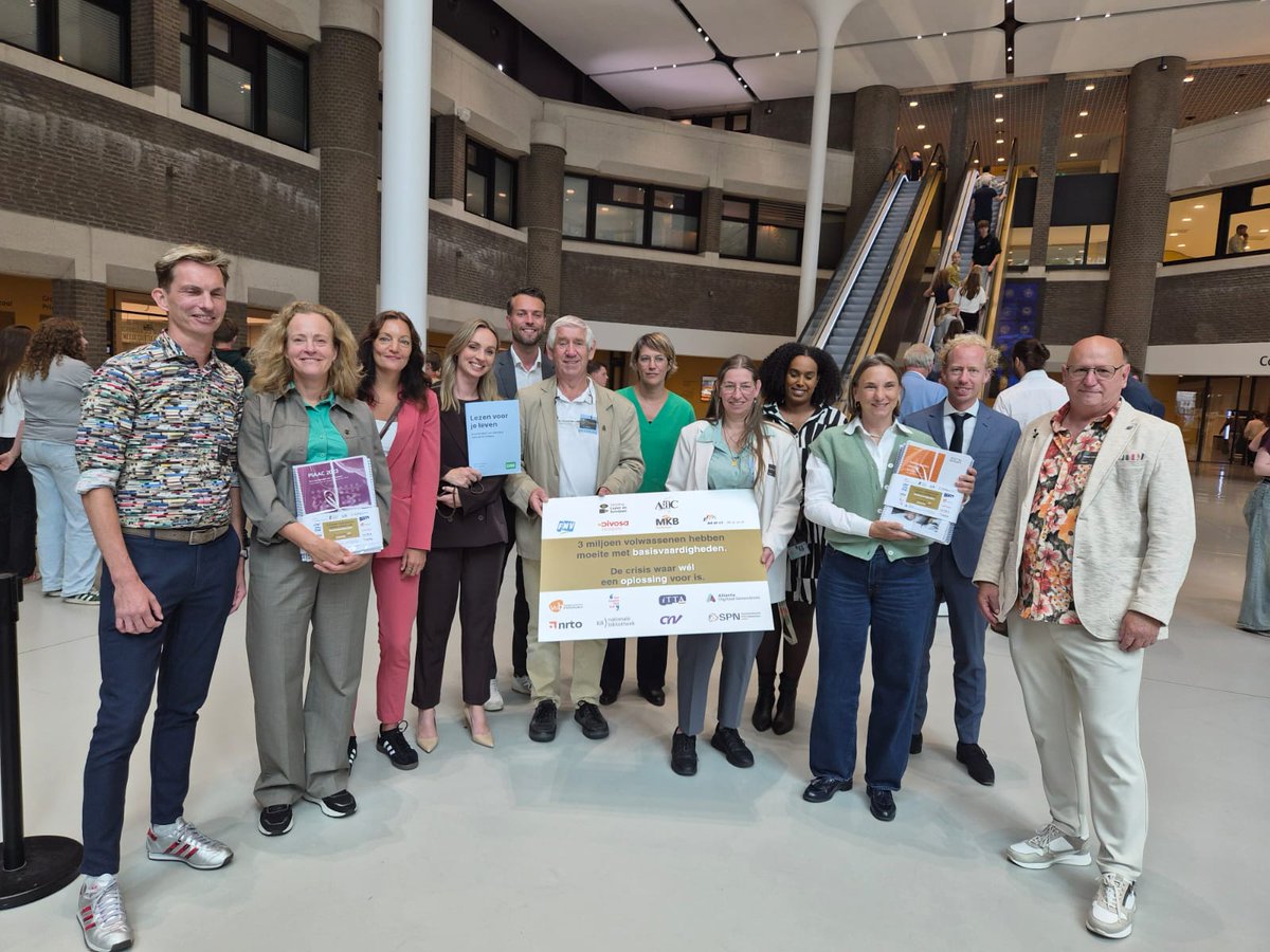 Vanmiddag heeft de Stichting Lezen en Schrijven de petitie met een oproep tot een structurele aanpak van basisvaardigheden voor volwassenen aangeboden aan leden van de commissie <a href="/OCW_TK/">Vaste Commissie OCW Tweede Kamer</a>.