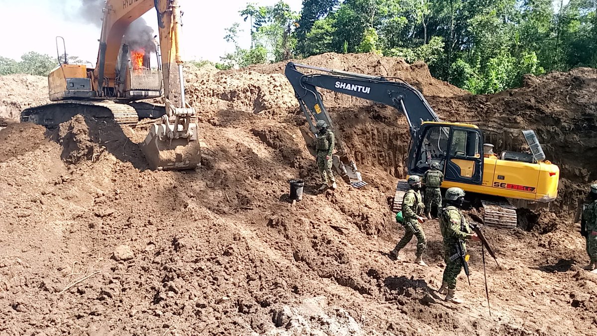 🚨𝗢𝗽𝗲𝗿𝗮𝗰𝗶𝗼́𝗻 𝗺𝗶𝗹𝗶𝘁𝗮𝗿 𝗰𝗼𝗻𝘁𝗿𝗮 𝗹𝗮 𝗺𝗶𝗻𝗲𝗿𝗶́𝗮 𝗶𝗹𝗲𝗴𝗮𝗹 𝗲𝗻 𝗡𝗮𝗽𝗼

#Tena | El #BloqueDeSeguridad, a través de las Fuerzas Armadas, ejecutó una operación militar de ámbito interno en la parroquia Puerto Napo, cantón Tena, con el objetivo de