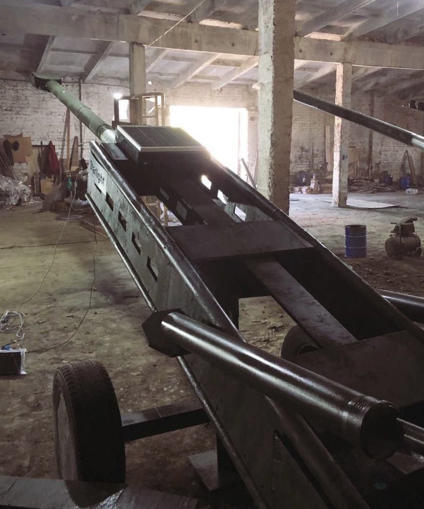 GrandpaRoy2's tweet image. These Ukrainian decoy M777 155 mm howitzers have heated barrels for Russian thermal cameras to see.
A solar panel provides power during the day, batteries at night.