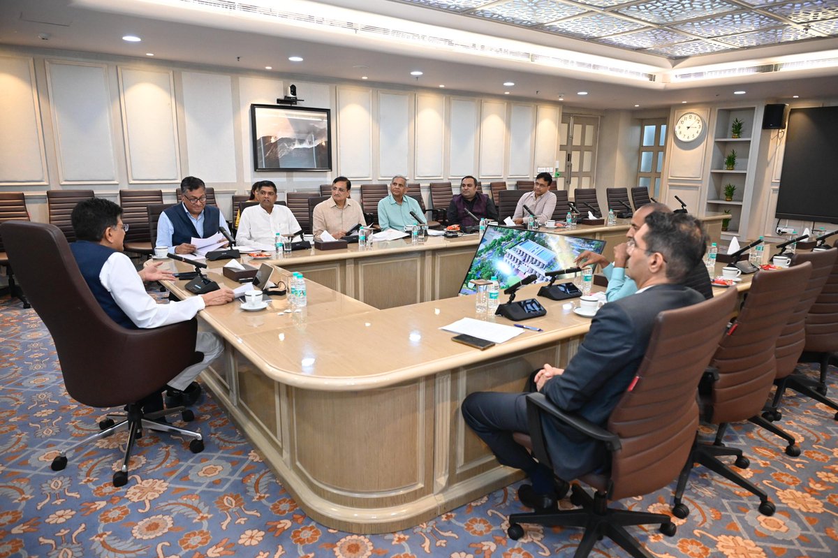 PiyushGoyalOffc's tweet photo. मंत्री @PiyushGoyal ने आज लघु उद्योग भारती के प्रति���िधिमंडल के साथ MSMEs को और मज़बूत बनाने को लेकर विस्तृत चर्चा की।

बैठक में भारतीय मिशनों के माध्यम से ख़रीदारों और विक्रेताओं को जोड़ने और वैश्विक बाज़ार तक पहुँच बढ़ाने जैसे प्रमुख मुद्दों पर बातचीत हुई। https://t.co/rk8RkHKrQc