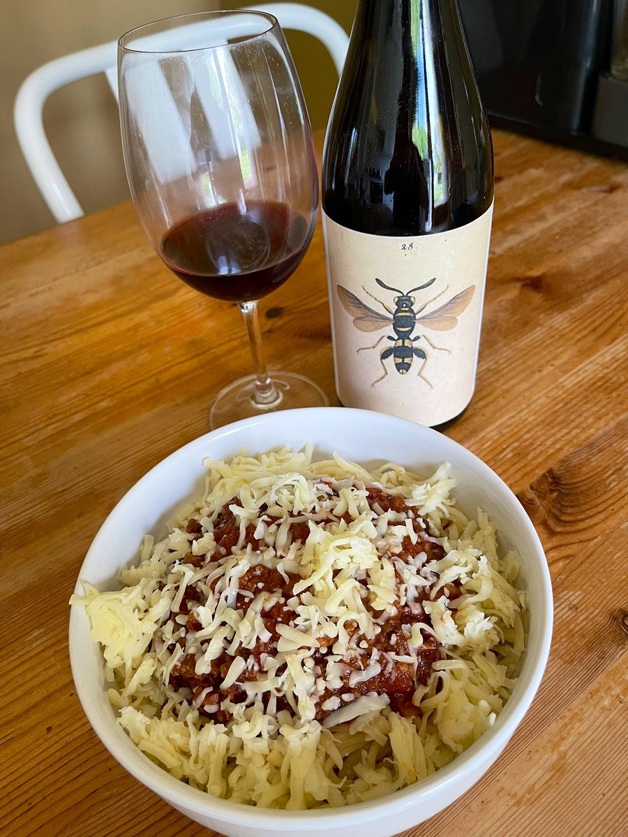 joukesp's tweet photo. #TuesdayLunch #QuickAndSimple #Chipolata #PotatoCarrotMash
Did I mention yesterday’s pasta al ragù?
Today is another Quick &amp; Simple rustic lunch: chipolata w potato-carrot mash!
Spent the morning going for groceries &amp; storing @dedollebrouwers beers away!
It’s a hard life! https://t.co/JEOYTulq5N