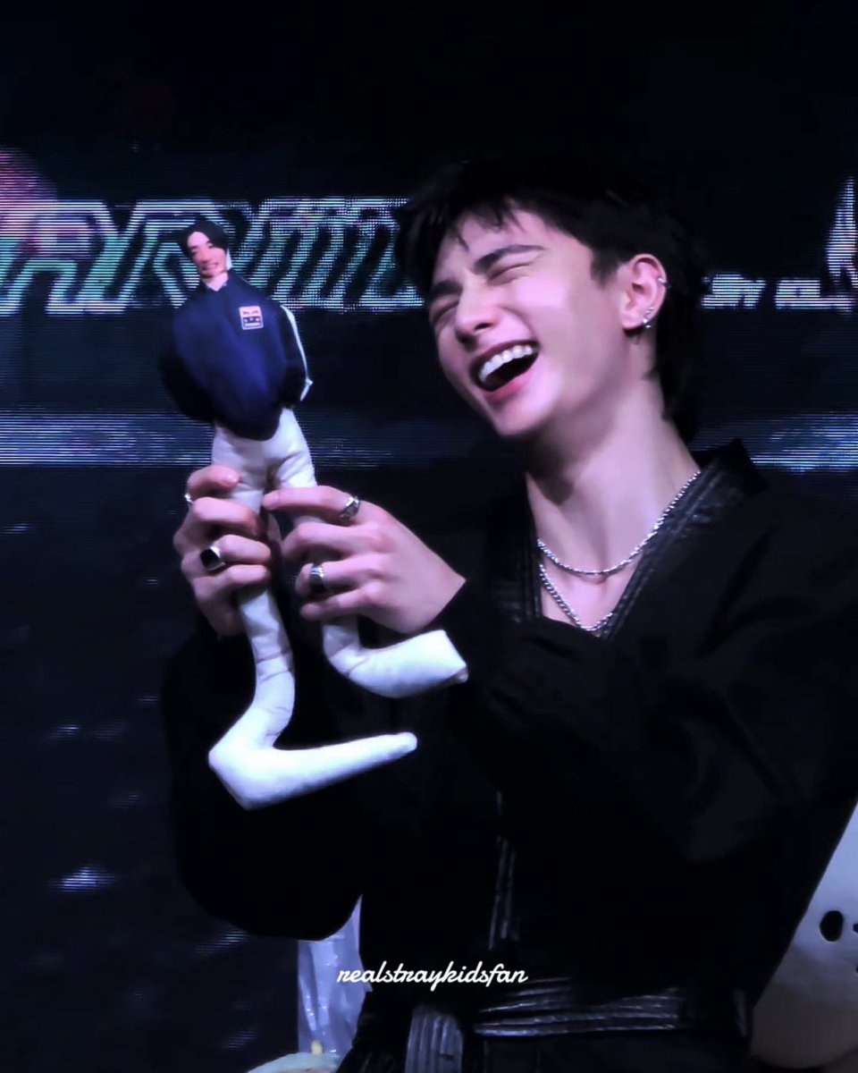 ㅎㅈ이 너무 웃겨서 눈 감고 웃음