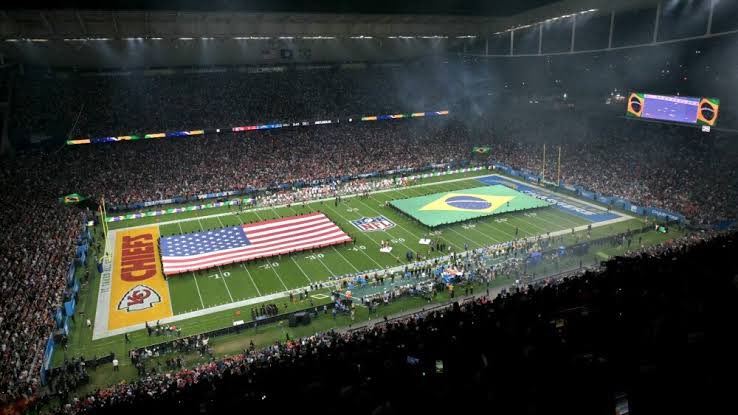 pe_erre's tweet photo. Tava aqui pensando, será q esse bandeirão dos EUA da paulista não veio do jogo da NFL do dia 05? https://t.co/N2D6S5KD6C