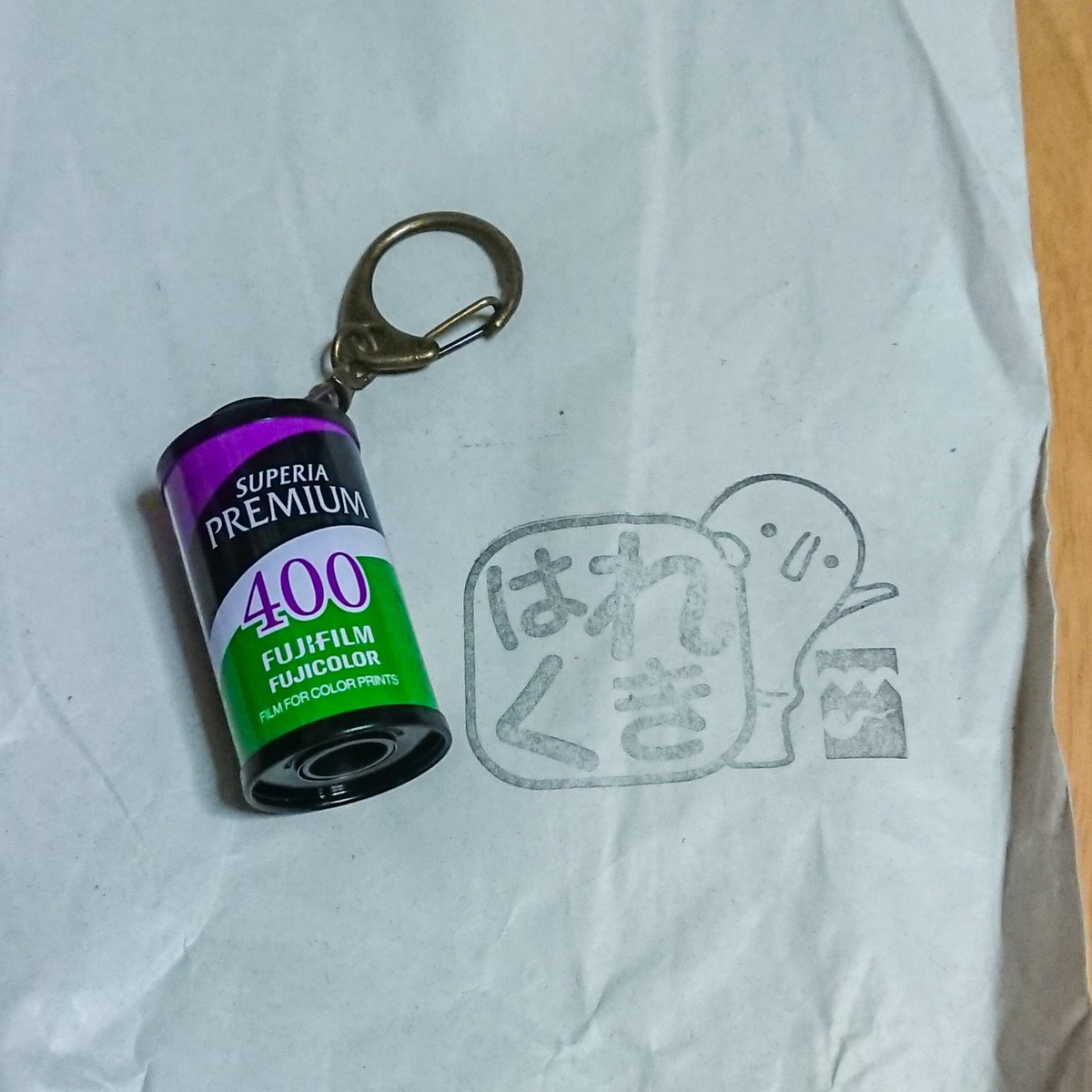 コ○ナ罹患した主担やアニメ好き部下に代わり、歴女部下と出張してきました。

出張後は後泊し、歴女部下の希望で歴史民俗博物館へ行きましたが…
展示に近鉄の鮮魚列車が出てきて興奮。
そして、パトローネのキーホルダー見つけて昇天。
これ、カメラバッグにつけるしかない！

れきはく、侮れん…