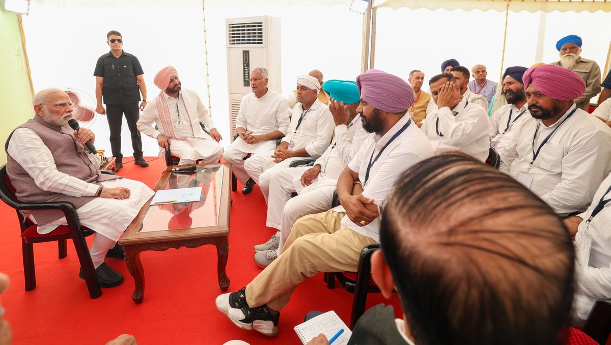 Narendra Modi (@narendramodi) on Twitter photo ਪੰਜਾਬ ਵਿੱਚ ਆਏ ਭਿਆਨਕ ਹੜ੍ਹਾਂ ਤੋਂ ਪ੍ਰਭਾਵਿਤ ਪਰਿਵਾਰਾਂ ਨਾਲ ਮੁਲਾਕਾਤ ਕੀਤੀ। ਅਸੀਂ ਹੜ੍ਹਾਂ ਕਾਰਨ ਪ੍ਰਭਾਵਿਤ ਹੋਏ ਹਰ ਵਿਅਕਤੀ ਨੂੰ ਰਾਹਤ ਪ੍ਰਦਾਨ ਕਰਨ ਅਤੇ ਹਰ ਸੰਭਵ ਸਹਾਇਤਾ ਪ੍ਰਦਾਨ ਕਰਨ ਲਈ ਤਤਕਾਲ ਕੰਮ ਕਰ ਰਹੇ ਹਾਂ। ਅਸੀਂ ਕਿਸਾਨਾਂ ਸਮੇਤ, ਜਿਨ੍ਹਾਂ ਦੀ ਭਲਾਈ ਸਾਡੇ ਲਈ ਸਭ ਤੋਂ ਮਹੱਤਵਪੂਰਨ ਹੈ, ਸਾਰਿਆਂ ਨੂੰ ਹਰ ਸੰਭਵ ਮਦਦ ਦੇਣ ਲਈ ਪੰਜਾਬ ਵਿੱਚ ਆਏ ਭਿਆਨਕ ਹੜ੍ਹਾਂ ਤੋਂ ਪ੍ਰਭਾਵਿਤ ਪਰਿਵਾਰਾਂ ਨਾਲ ਮੁਲਾਕਾਤ ਕੀਤੀ। ਅਸੀਂ ਹੜ੍ਹਾਂ ਕਾਰਨ ਪ੍ਰਭਾਵਿਤ ਹੋਏ ਹਰ ਵਿਅਕਤੀ ਨੂੰ ਰਾਹਤ ਪ੍ਰਦਾਨ ਕਰਨ ਅਤੇ ਹਰ ਸੰਭਵ ਸਹਾਇਤਾ ਪ੍ਰਦਾਨ ਕਰਨ ਲਈ ਤਤਕਾਲ ਕੰਮ ਕਰ ਰਹੇ ਹਾਂ। ਅਸੀਂ ਕਿਸਾਨਾਂ ਸਮੇਤ, ਜਿਨ੍ਹਾਂ ਦੀ ਭਲਾਈ ਸਾਡੇ ਲਈ ਸਭ ਤੋਂ ਮਹੱਤਵਪੂਰਨ ਹੈ, ਸਾਰਿਆਂ ਨੂੰ ਹਰ ਸੰਭਵ ਮਦਦ ਦੇਣ ਲਈ