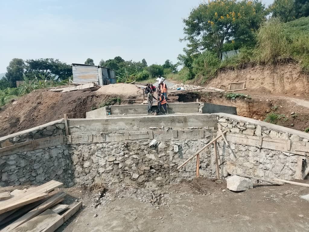 NtorokoD's tweet image. Bridge Update 🚧 Construction is in full swing. Kitibo Construction Company supervised by Eng. @rkakuru1 is working hard to bring the people of Ibanda 111, Karugutu TC a safer, more efficient route.
#BridgeConstruction #infrastructureprojects #UnderConstruction
Courtesy 📸