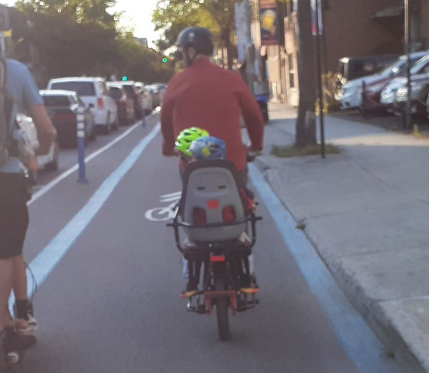 ahuncycle's tweet photo. Deux enfants et leur papa en route vers la maison. Scène plus fréquente avec la sécurité du REV. #velomtl #polmtl #vélo #Ahuntsic #Montréal #revmtl https://t.co/wQzHf0QaKb