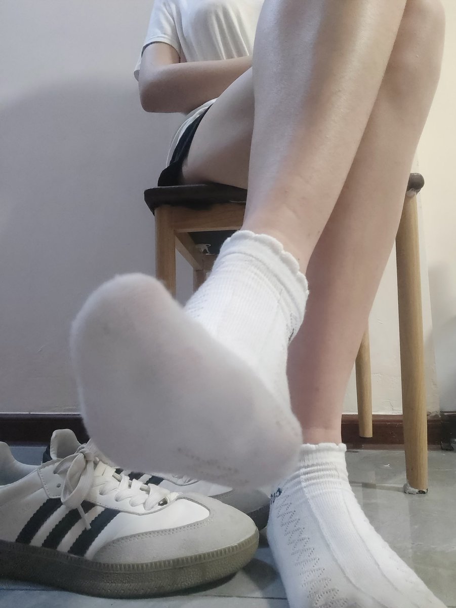 c74871's tweet photo. 走在路上总有人盯着我的白棉袜看
做梦都想闻到我这被臭鞋捂了一天的臭脚丫对吧💗
点点关注，冲击三万粉丝❤️‍🔥
转发评论点赞
在评论区开启抽奖
一等奖 原味鞋子一双，鞋子里塞一双袜子
二等奖 七天棉袜或100元商品任意选购
三等奖 三到五天棉袜一双
宝贝们冲🍓 https://t.co/bgi5w2eSTm