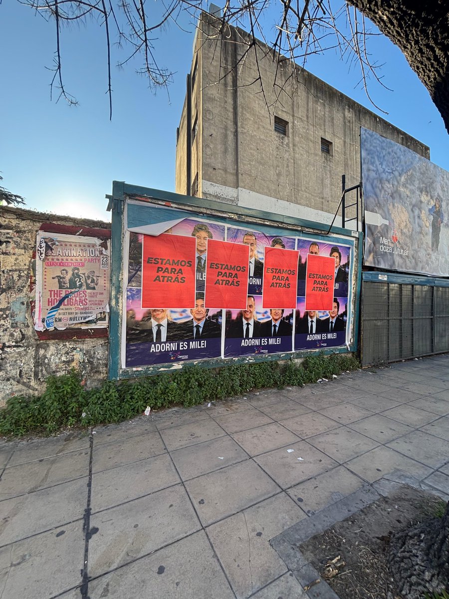 Che, ¿alguien más vio estos carteles en la Ciudad?
Me quedé pensando…
#EstamosParaAtrás