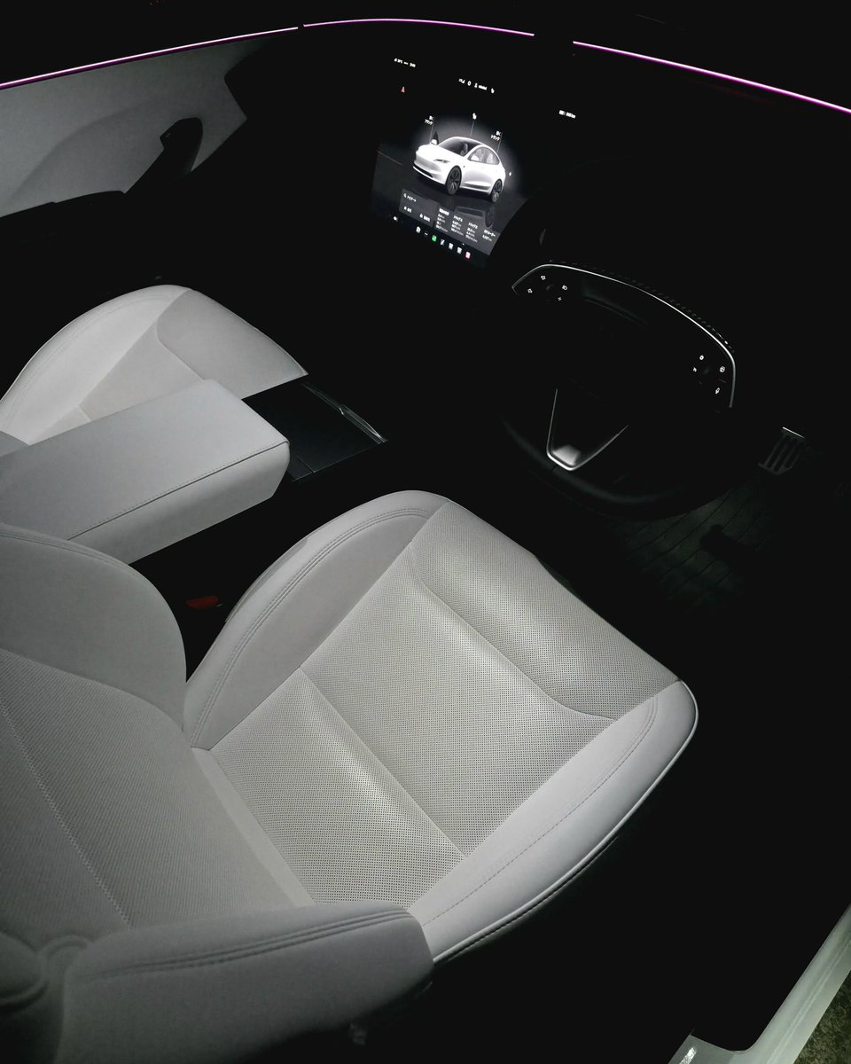 _333drive's tweet image. 真っ白シートがたまらん🥰
好きすぎて毎日乗っても飽きない

初めてのマイカーだし廃車になるまで乗るぞー！
目指せ30万km！！

#テスラ #Model3 #EVライフ
