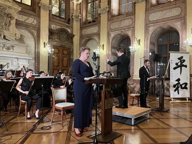 Zejména skladba Nagasaki Passion 1945 od Daniela Forróa hluboce dojala všechny posluchače. Srdečně děkuji Senátu PČR a především místopředsedovi Jiřímu Drahošovi za to, že přispěli k realizaci této mimořádné události.